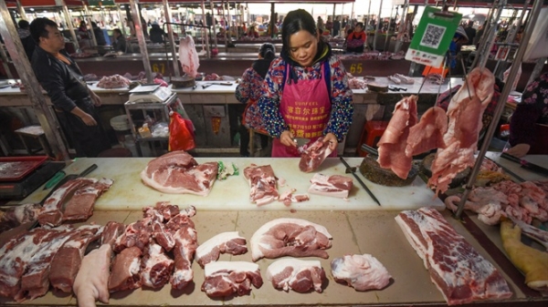 Chợ Trung Quốc vắng bóng lợn, dân chuyển sang ăn thực phẩm khác