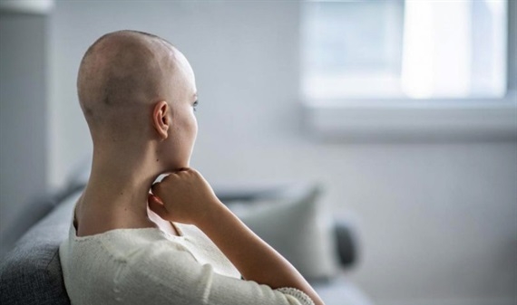 Bác sĩ tư vấn cách chăm sóc tóc trong thời gian điều trị ung thư
