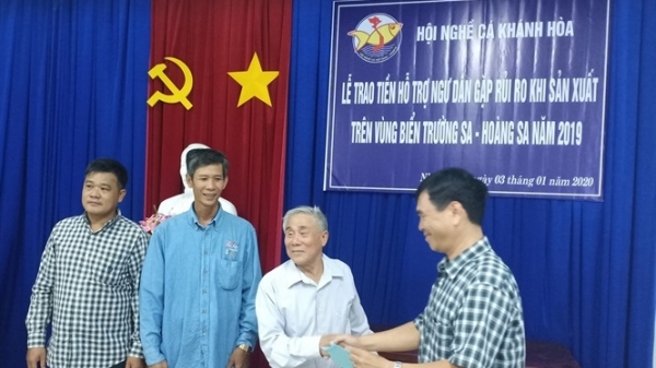 Khánh Hòa: Trao tiền hỗ trợ cho 9 tàu cá bị chìm