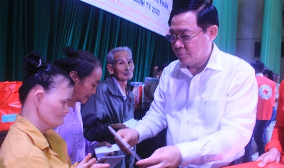 Phó Thủ tướng Vương Đình Huệ trao 400 phần quà cho gia đình khó khăn ở Bến Tre