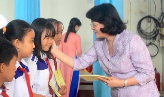 Phó Chủ tịch nước trao quà tết cho gia đình khó khăn, học sinh nghèo