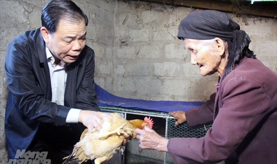 Bộ trưởng Nguyễn Xuân Cường thăm cụ bà 83 tuổi xin thoát nghèo