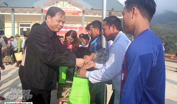 Bộ trưởng Nguyễn Xuân Cường thăm, tặng quà người dân khu tái định cư Sa Ná