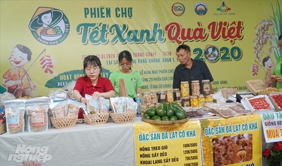 Người Sài Gòn mua sắm tại phiên chợ đặc biệt 'Tết xanh - Quà Việt'