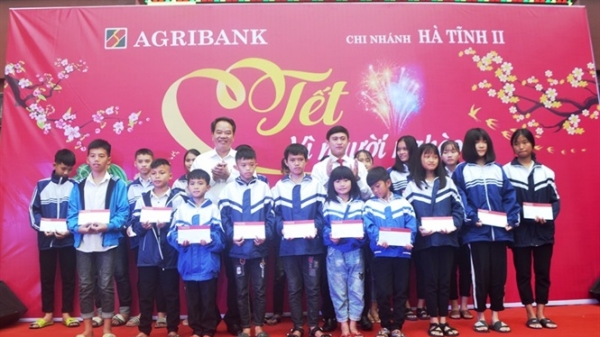 Agribank chi nhánh Hà Tĩnh II trao quà tết cho người nghèo