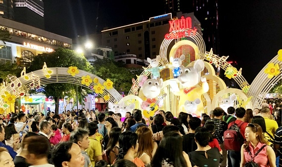 Hàng vạn người đổ về đường hoa Nguyễn Huệ đón năm mới