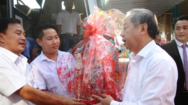 Chủ tịch tỉnh tặng quà cho người dân trước khi lên xe về quê ăn Tết