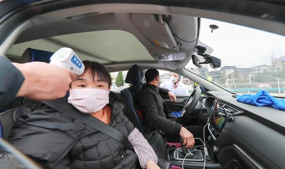Hình ảnh người Trung Quốc căng mình chống dịch do virus Corona