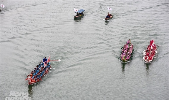 Hàng nghìn người đến xem Hội đua thuyền trên sông Lô