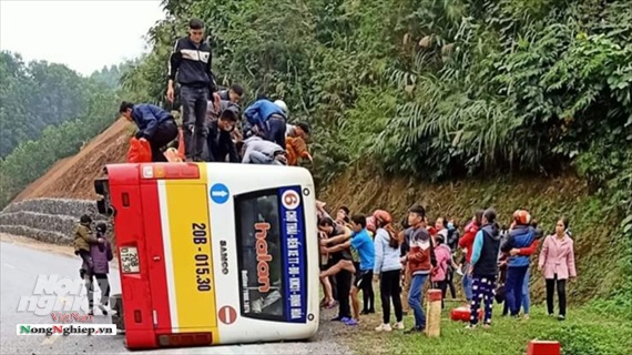 Lật xe buýt chở hơn 50 người tại Thái Nguyên