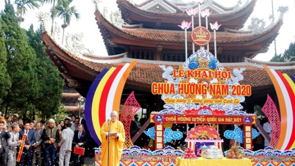 Hàng vạn du khách về dự lễ khai hội chùa Hương