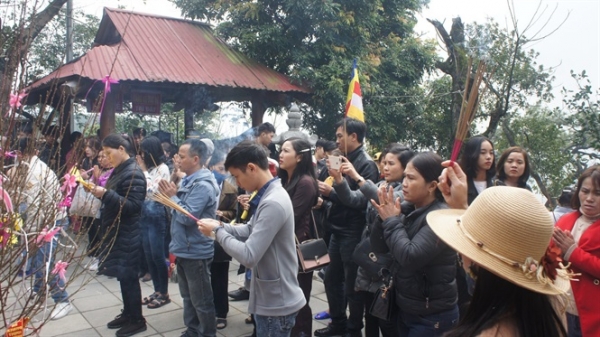 Du khách nghìn nghịt đổ về chùa Hương Tích ngày khai hội