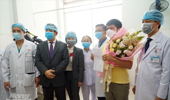 Bệnh nhân Li Zichao xuất viện, người cha vẫn dương tính nCoV