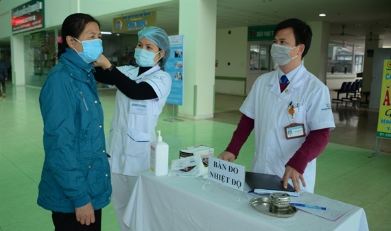 Bệnh viện đa khoa tỉnh Yên Bái kiểm tra thân nhiệt người ra vào bệnh viện