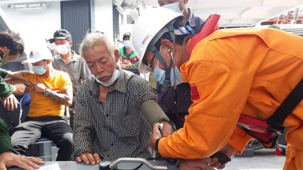 Cứu hộ 40 thuyền viên trên tàu cá Quảng Nam