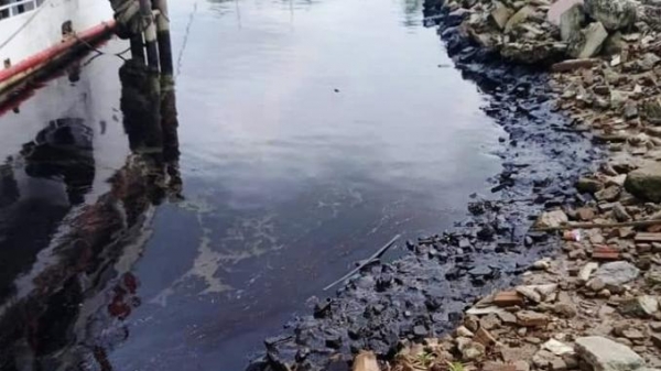 Đang điều tra nguyên nhân xuất hiện vệt dầu loang trên sông Lam