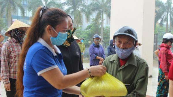 Hà Tĩnh: Hàng trăm hộ dân đến nhận gạo từ thiện từ máy ATM