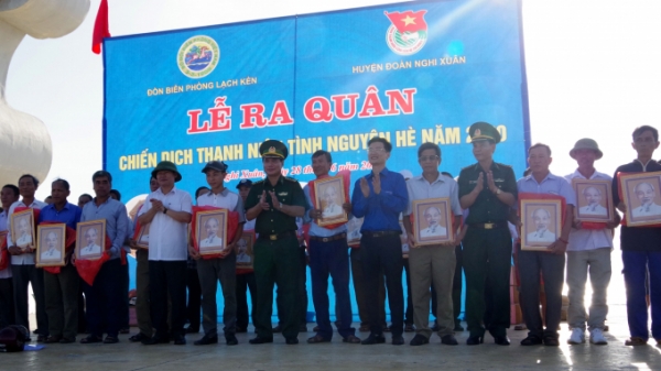 Trao cờ Tổ quốc và ảnh Bác Hồ cho ngư dân huyện Nghi Xuân