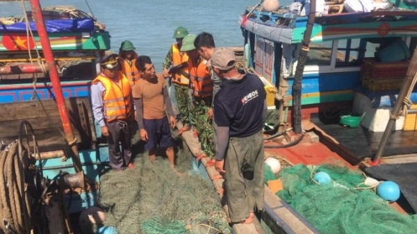 Hà Tĩnh: Bắt 2 cặp tàu giã cào khai thác sai vùng