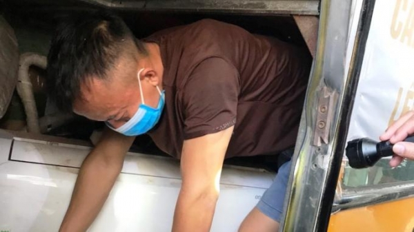 3 công dân trốn trong hầm xe khách tránh cách ly