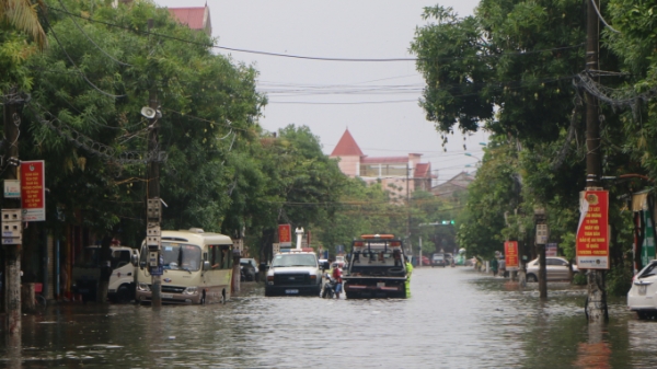 3 giờ mưa xối xả, nhiều tuyến đường TP Hà Tĩnh tê liệt