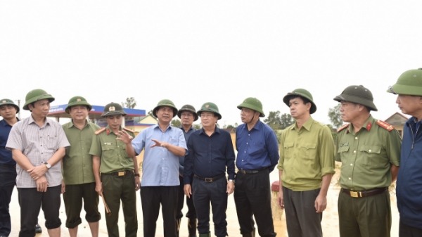 Phó Thủ tướng trực tiếp chỉ đạo cứu hộ sạt lở đất ở Quảng Trị
