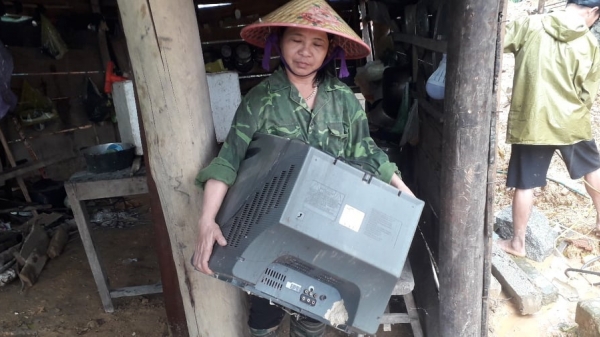 Hà Tĩnh: Dân cấp tập di dời đồ đạc 'chạy' lũ