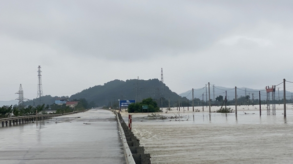 Nước lũ chắn Quốc lộ 1A qua huyện Nghi Xuân