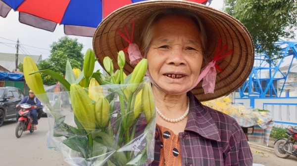 Chợ hoa phố núi Hà Tĩnh nhộn nhịp ngày 30 Tết