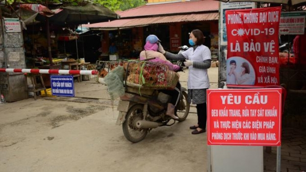 Yên Bái: Kiểm tra thân nhiệt những người ra vào chợ