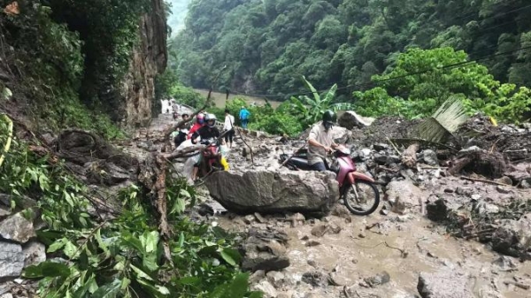 Mưa lớn ở Cao Bằng: Nhiều tuyến đường bị tắc nghẽn