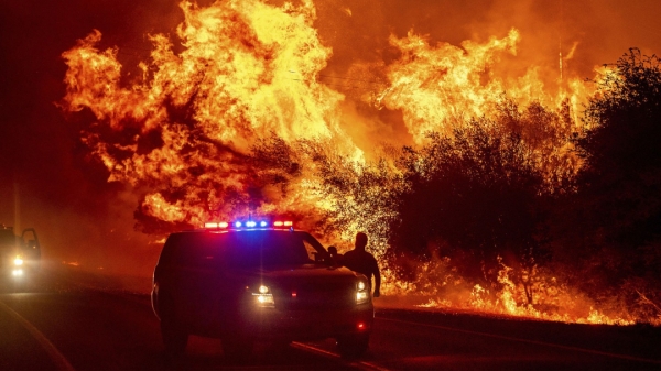 Cháy rừng khủng khiếp khiến bầu trời Mỹ chuyển màu như phim viễn tưởng