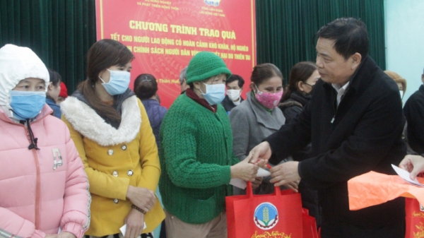 Bộ trưởng Nguyễn Xuân Cường tặng quà tết, cá giống cho người dân vùng lũ