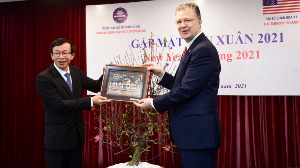 Đại sứ Mỹ tặng Đại học Sư phạm Hà Nội cây đào tự tay ghép