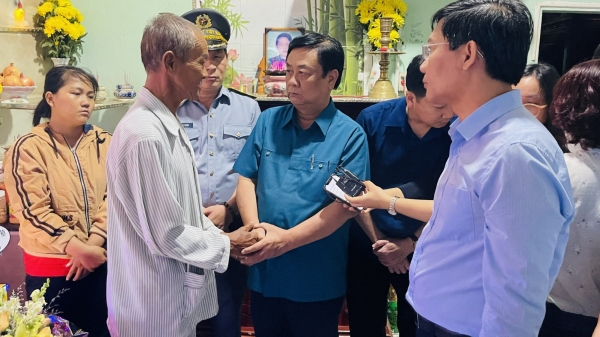 Bộ trưởng Lê Minh Hoan thăm hỏi các gia đình vụ chìm tàu cá