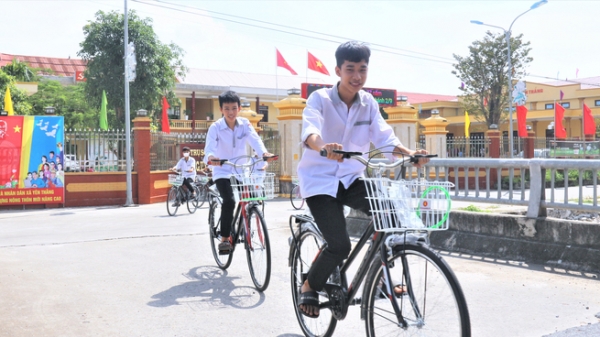 Quỹ Thiện Tâm và Báo Nông nghiệp Việt Nam tặng xe cho học sinh tại Nam Định