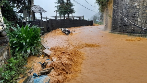 Mưa lớn ở Sa Pa, nước chảy cuồn cuộn giữa phố như thác đổ