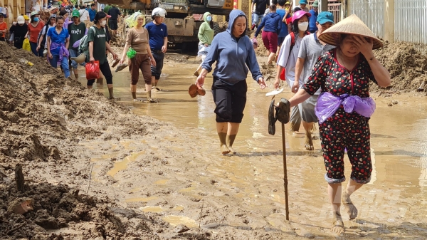 Nhà dân bị san phẳng do lũ ở Kỳ Sơn: Cấp thiết tái định cư