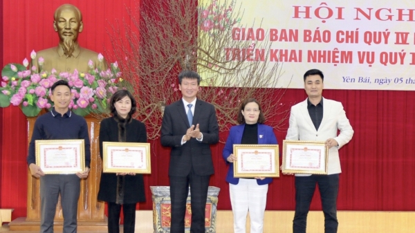 Chủ tịch tỉnh Yên Bái tặng Bằng khen cho Báo Nông nghiệp Việt Nam
