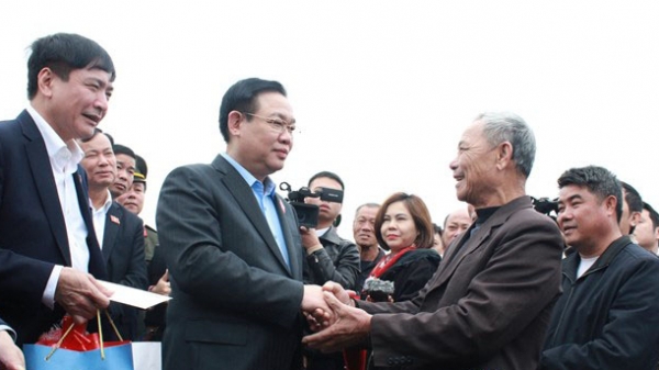 Chủ tịch Quốc hội Vương Đình Huệ thăm và tặng quà tết ngư dân