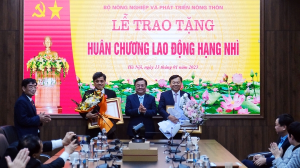 Thứ trưởng Nguyễn Hoàng Hiệp và Trần Thanh Nam nhận Huân chương Lao động hạng Nhì