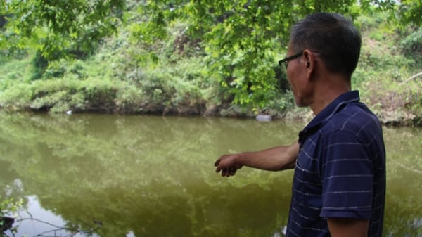 Người dân khốn khổ vì sông Đu bốc mùi hóa chất và hôi thối