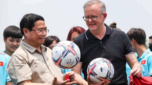 Thủ tướng Việt Nam, Australia thăm các nữ tuyển thủ bóng đá