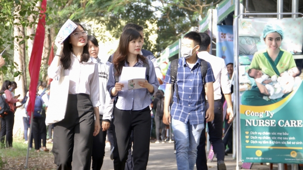 Ngày hội việc làm kết nối sinh viên và doanh nghiệp tại Đại học Trà Vinh