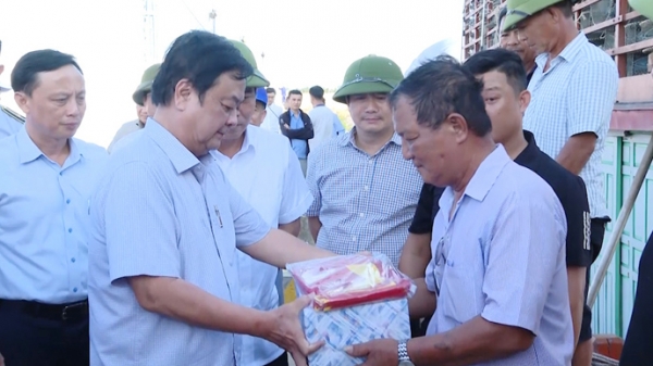 Bộ trưởng Lê Minh Hoan thăm hỏi ngư dân Quảng Bình
