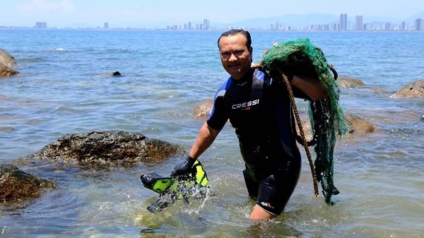 12 năm lặn biển nhặt rác