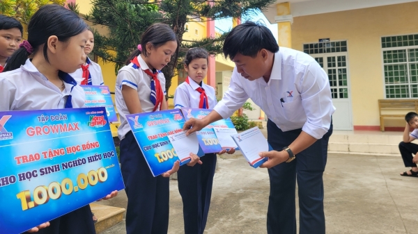 Trao 20 suất học bổng cho học sinh nghèo ven biển Phú Yên