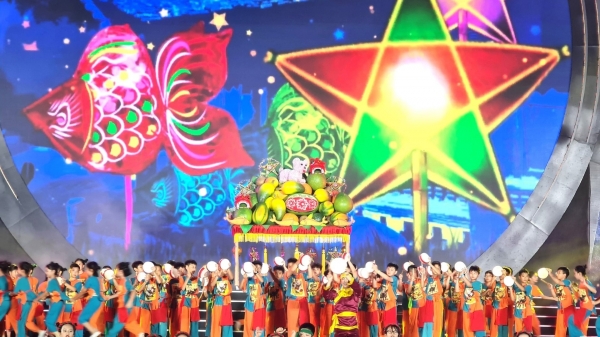 Rực rỡ sắc màu đèn lồng khổng lồ tại Lễ hội thành Tuyên