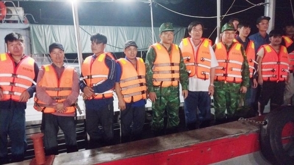 Cứu hộ 10 ngư dân tàu cá Quảng Ngãi trong đêm