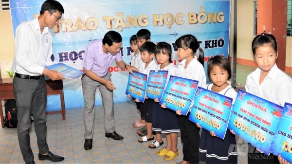 Học bổng GrowMax đến với học sinh vùng căn cứ cách mạng Vĩnh Thuận